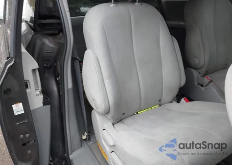 2012 Toyota Sienna Base 7 Passenger z USA, uszkodzony, nr VIN 5TDKA3DC8CS016671